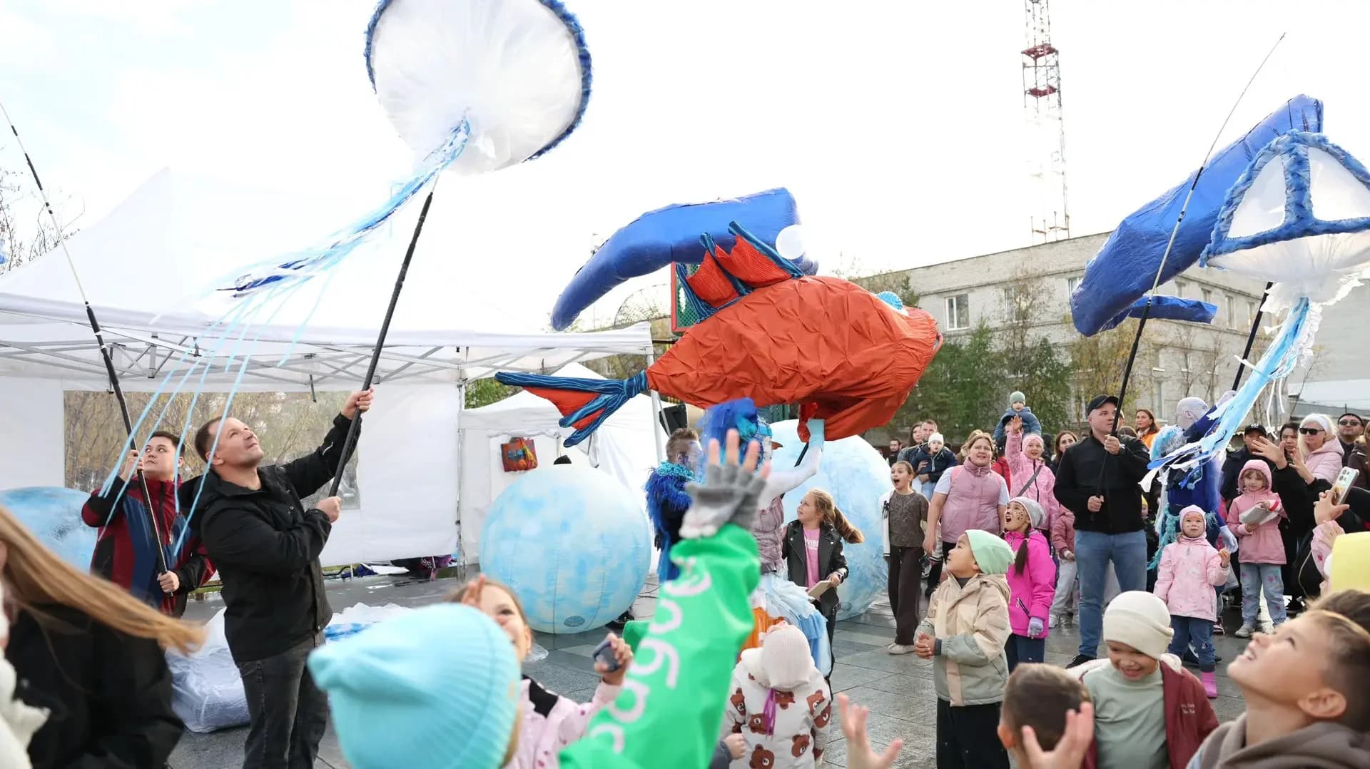 Шоу уличных театров в Новом Уренгое на День города