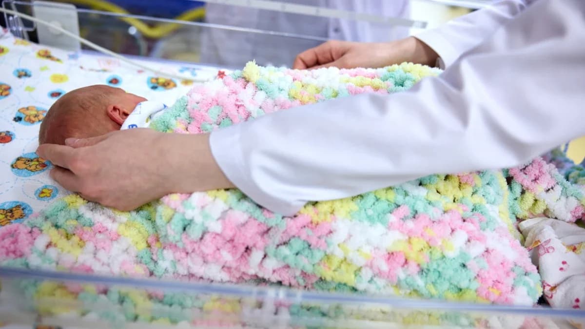 Шанс увидеть мир: врачи Нового Уренгоя подарили зрение недоношенному малышу