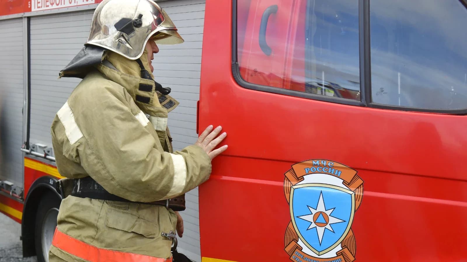 В Новом Уренгое сгорели автомобиль и хозпостройка в дачном товариществе