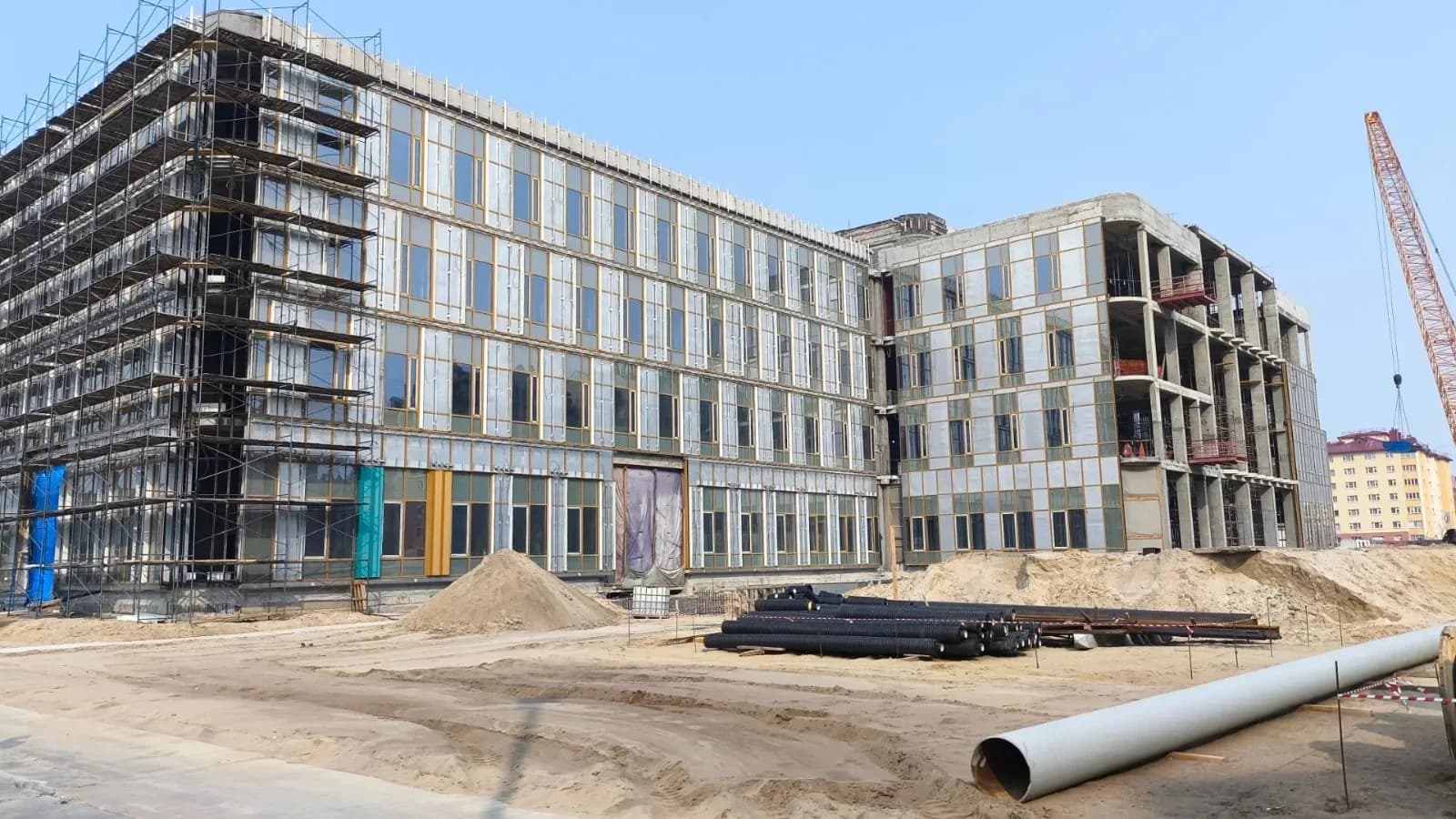 Поликлиника в микрорайоне Оптимистов Нового Уренгоя готова на 50%
