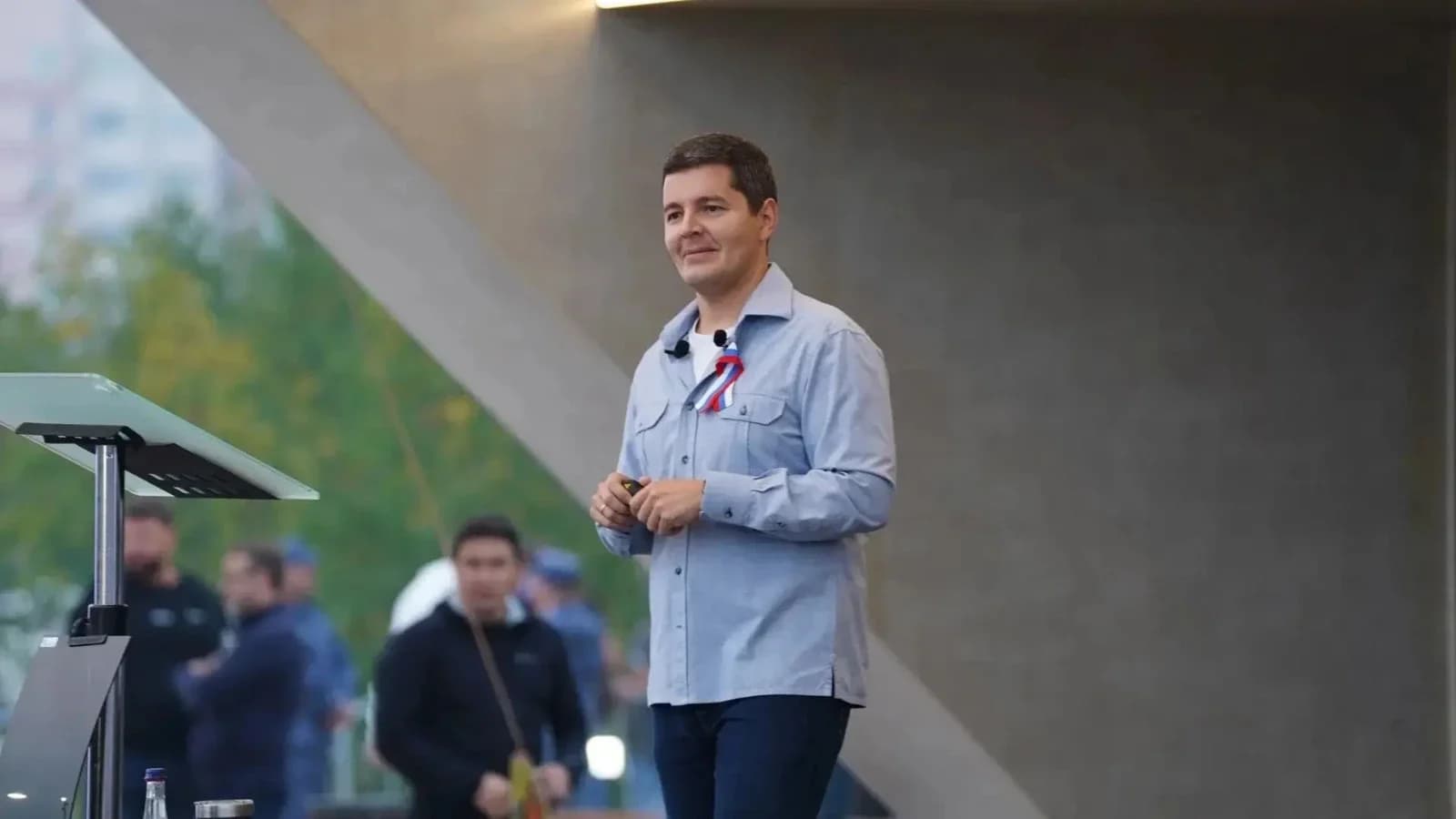 Губернатор Ямала в Новом Уренгое принял приглашение зайти в котокафе