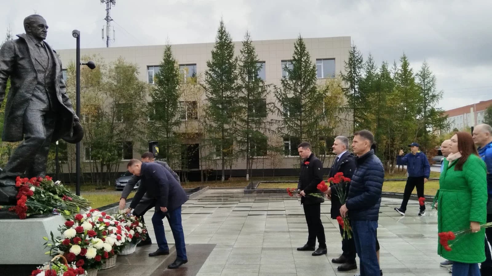 В Новом Уренгое почтили память основателей города