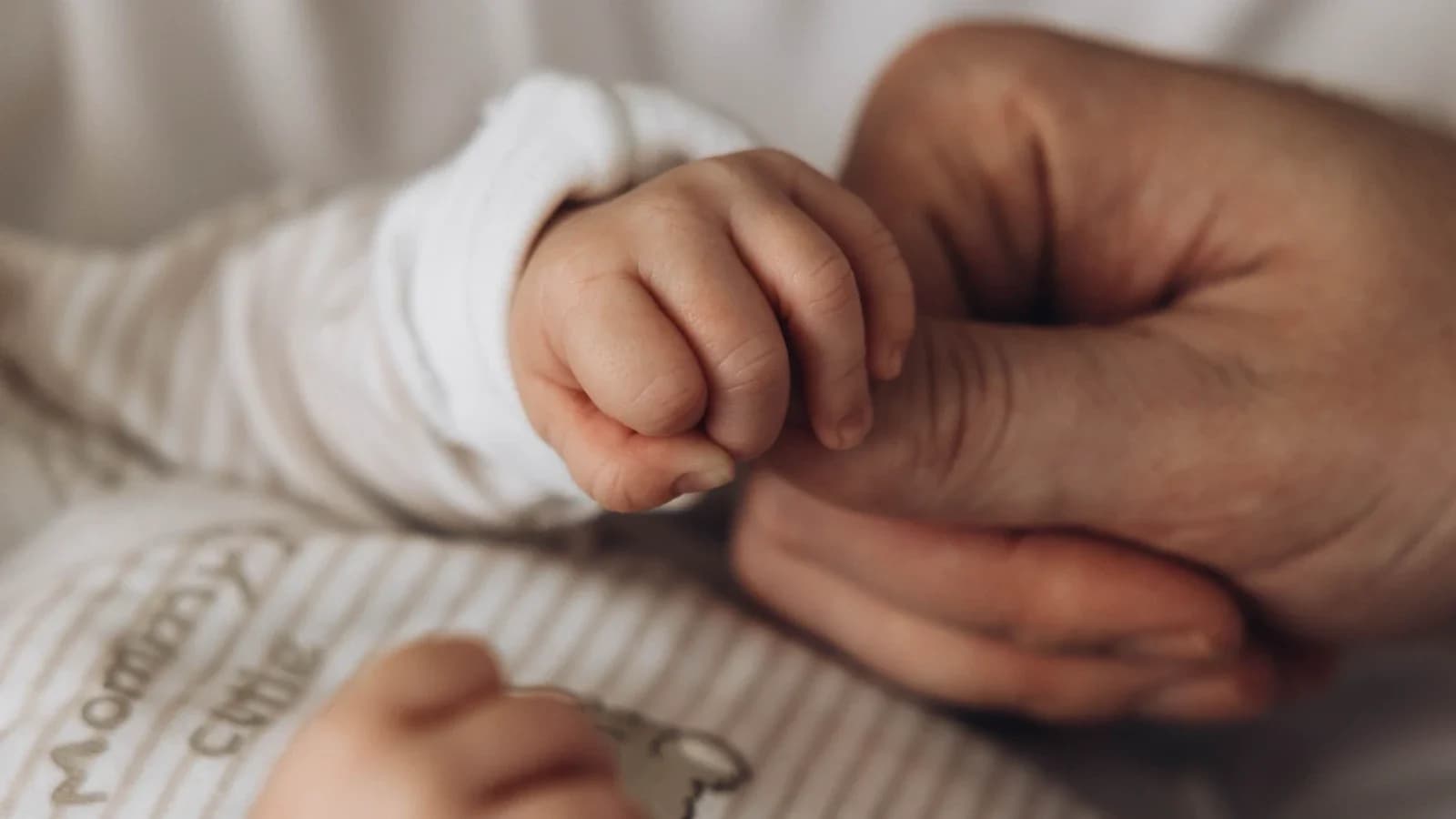 Чудо в небе над Ямалом: врачи Нового Уренгоя приняли роды на борту самолета