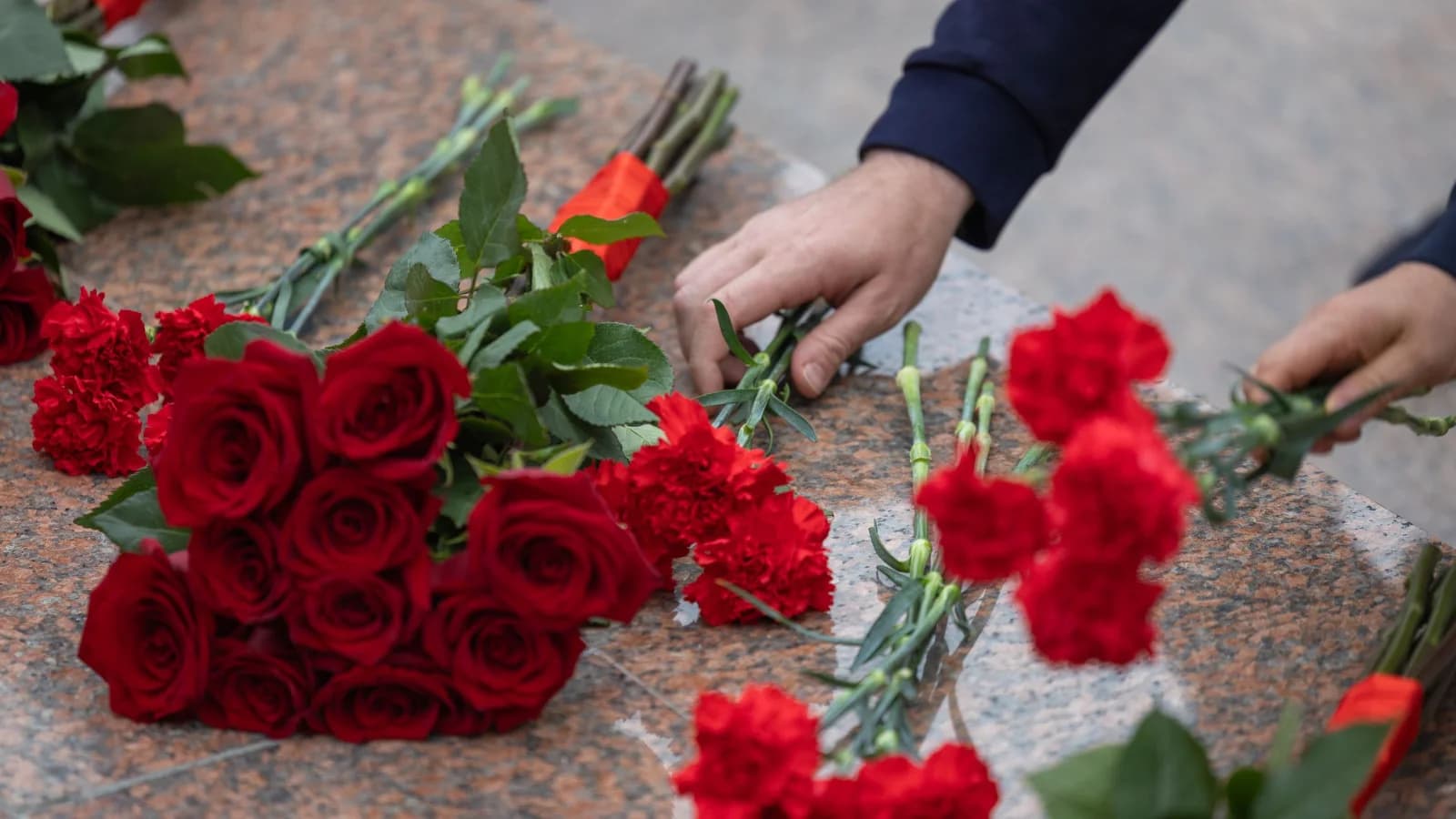 Жители Нового Уренгоя почтили память героев в День воссоединения новых регионов с Россией